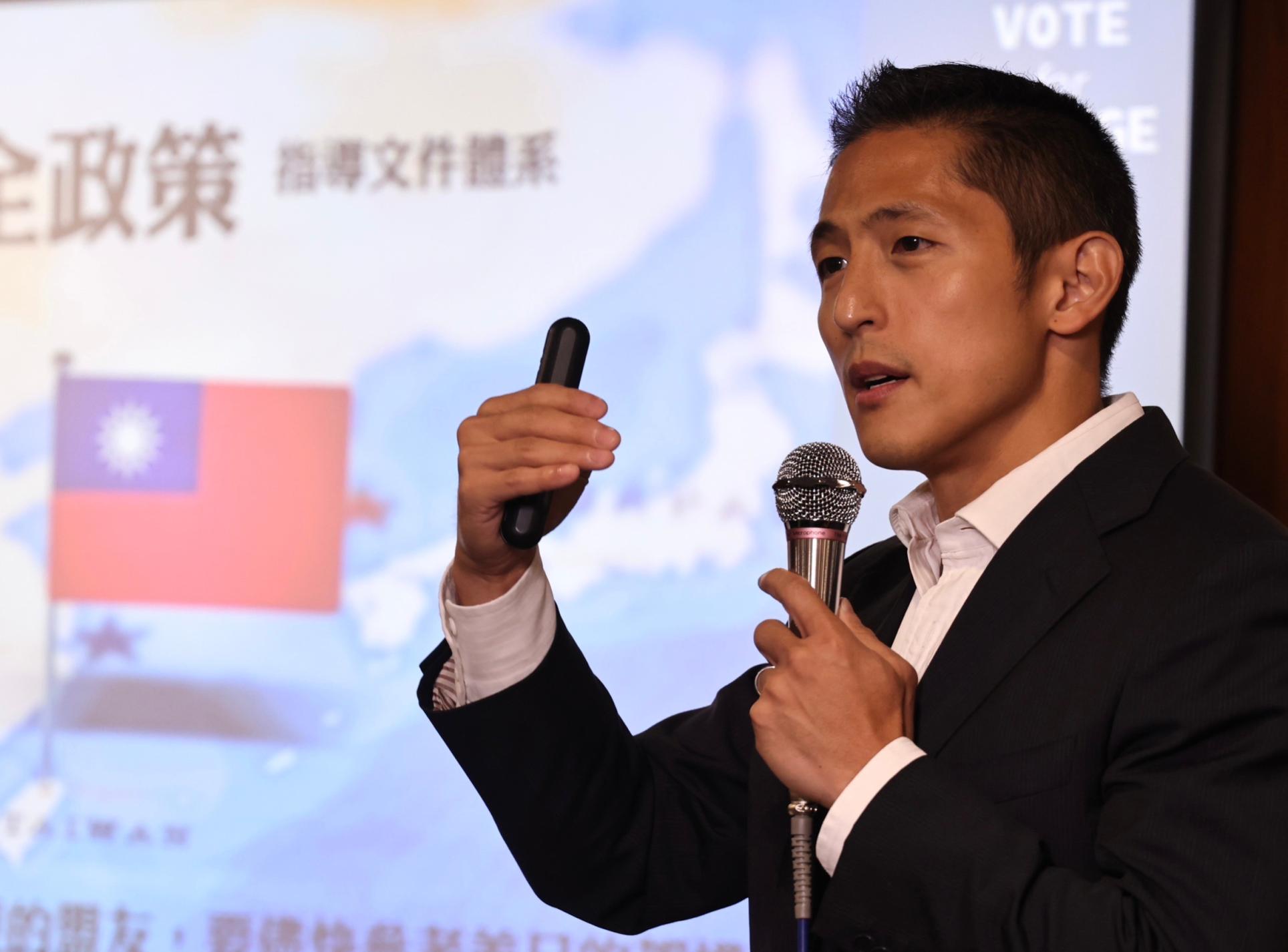 吳怡農召開政見發表會,強調支持適度展延役期政策。林啟弘攝