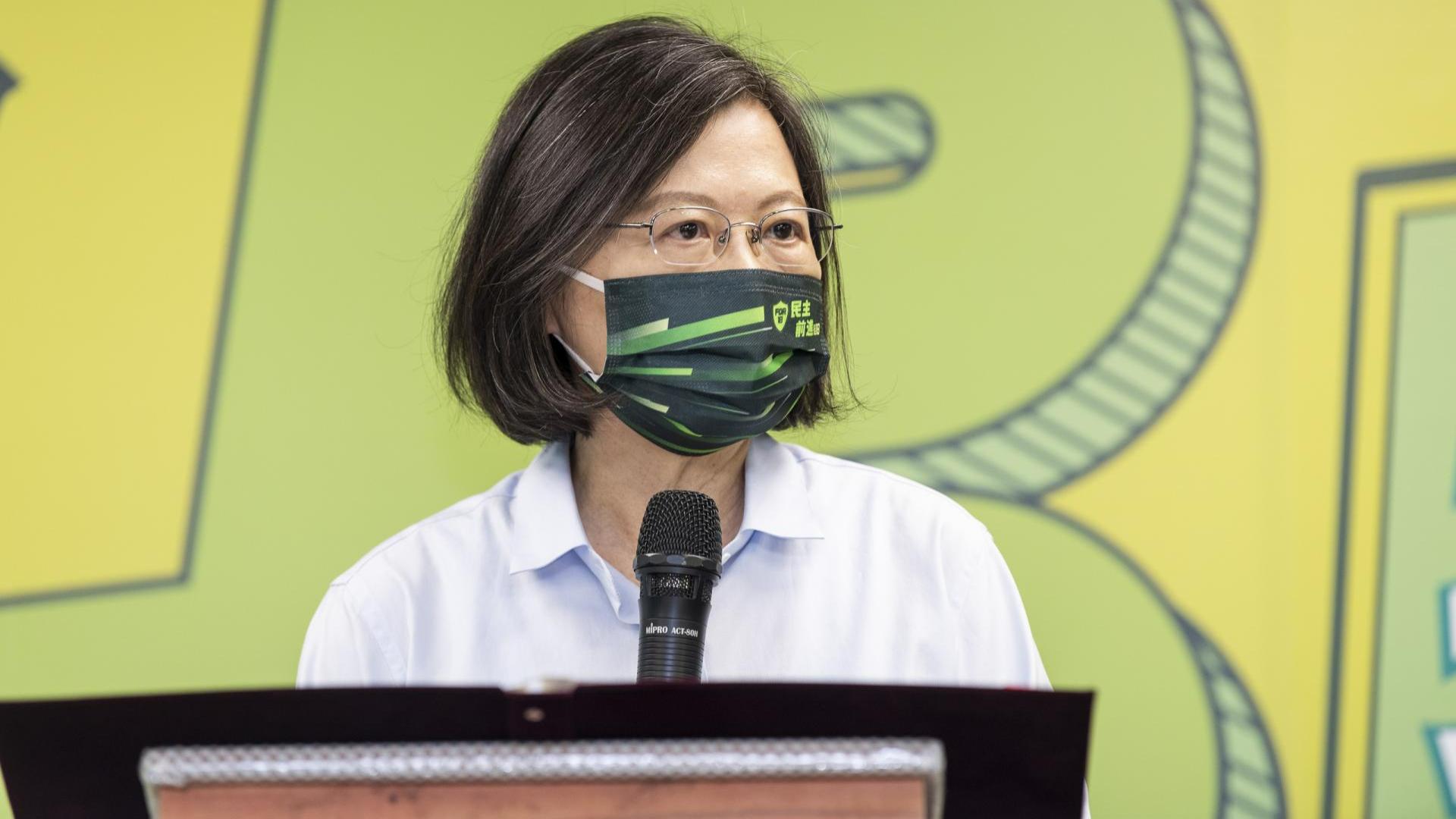 蔡英文26日在民進黨中常會中表示,台灣的民主自由不是從天而降,一不小心就會失去全部。資料照片