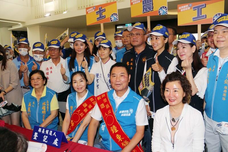 鍾東錦(前右2)2日登記參選苗栗縣長,苗栗縣長徐耀昌妻子蔡麗卿(前右)、立委陳超明妻子吳麗利(前左)陪同前往選委會,表達支持。中央社