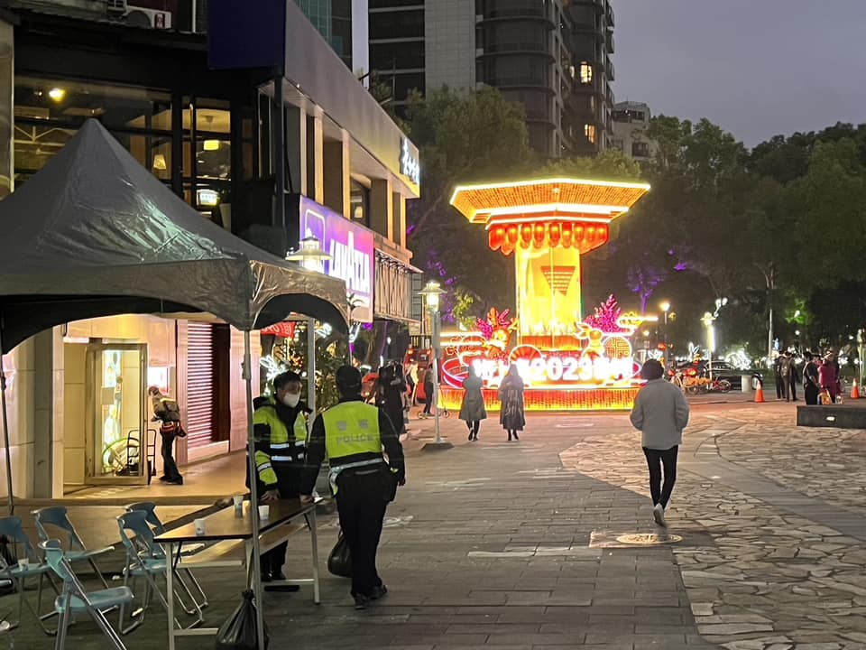 上海市今年也出資參與台灣燈節,在東區商圈設置「儂好上海」花燈。翻攝林延鳳臉書