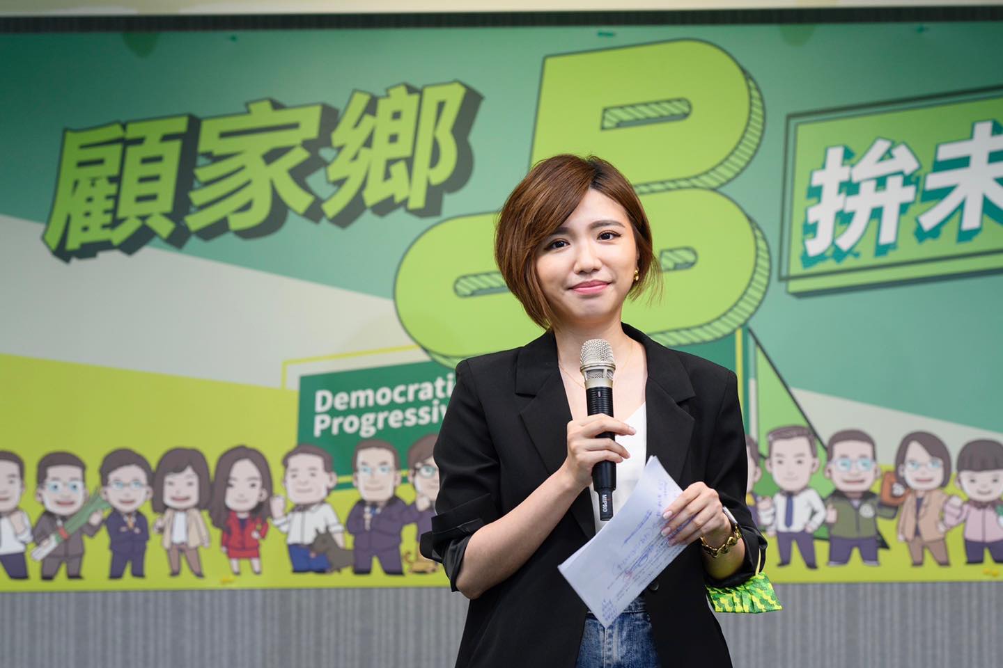 黃彩玲砲轟王鴻薇選上議員就落跑,當了立委問政就亂搞。資料照片/翻攝黃彩玲臉書