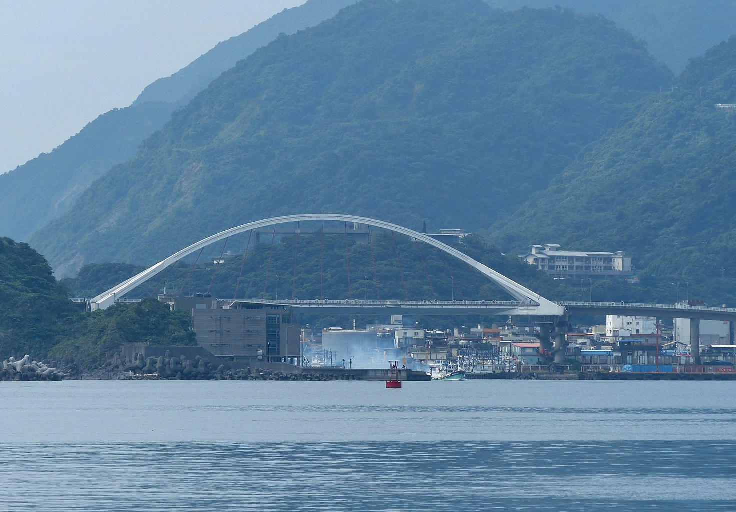 南方澳大橋3年前斷裂釀成6死悲劇。圖為大橋斷裂前的模樣。翻攝維基百科
