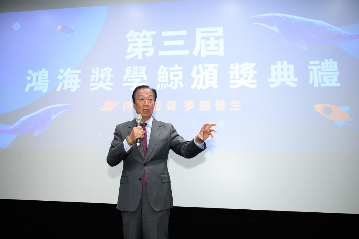 郭台銘26日在臉書宣布分別捐贈500萬給2位殉職警家屬。翻攝郭台銘臉書