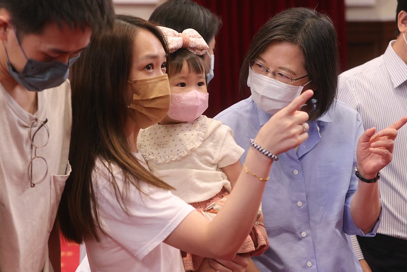 蔡英文26日參加總統府暨國家安全會議員工家庭日,與員工及家屬親切互動。總統府提供