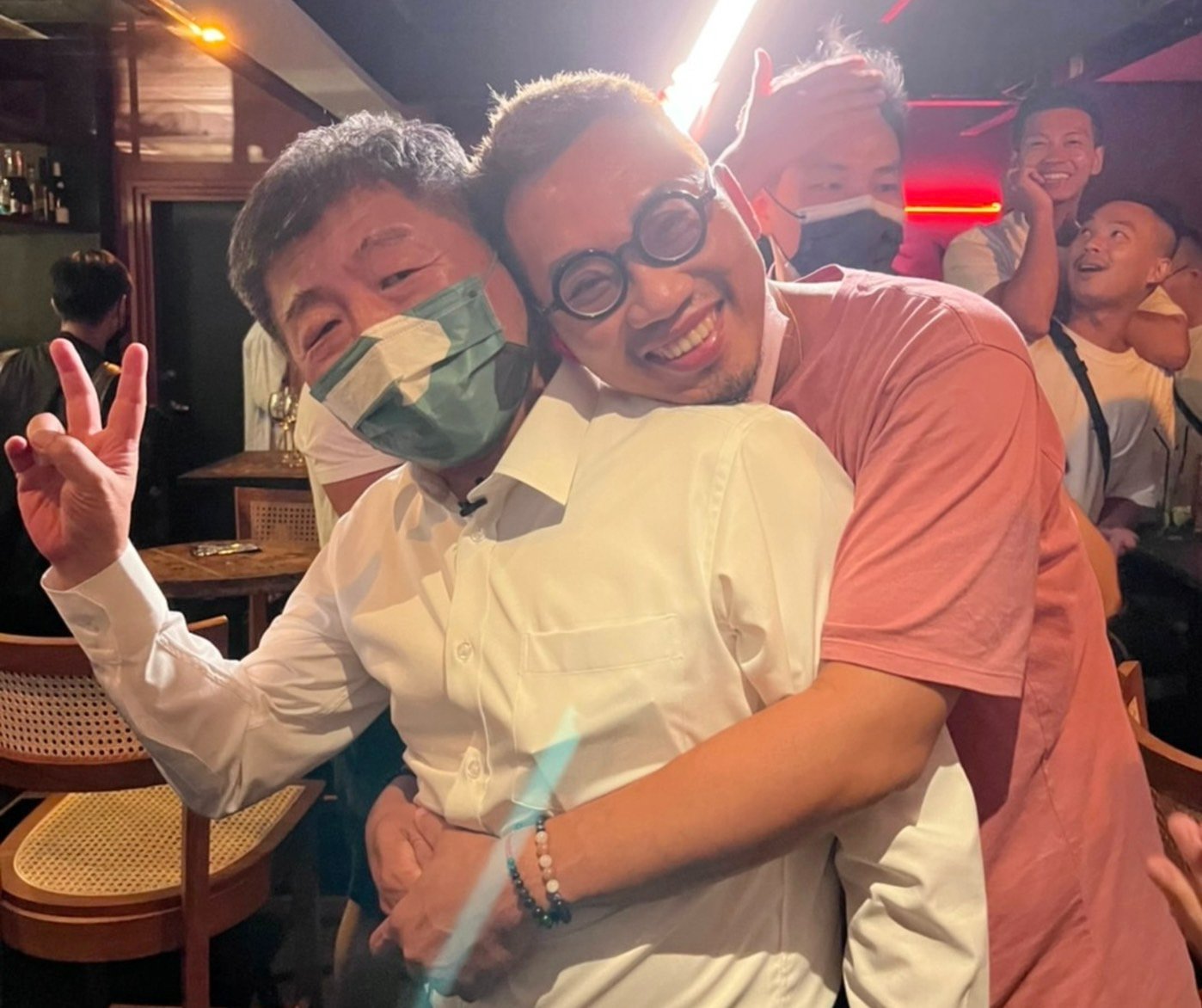民眾熱情緊抱陳時中。翻攝陳時中臉書