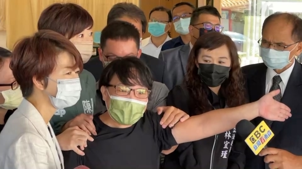 殉職警員凃明誠的二姊受訪時拿鑰匙割手,痛斥明德外役監、廢死團體。辛啓松攝