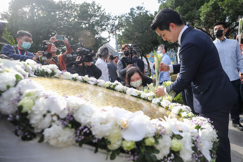 台北市228事件76周年紀念會28日下午在二二八和平公園舉行,蔣萬安(前右)會後到228紀念碑前獻花,悼念當年228事件受難者。中央社
