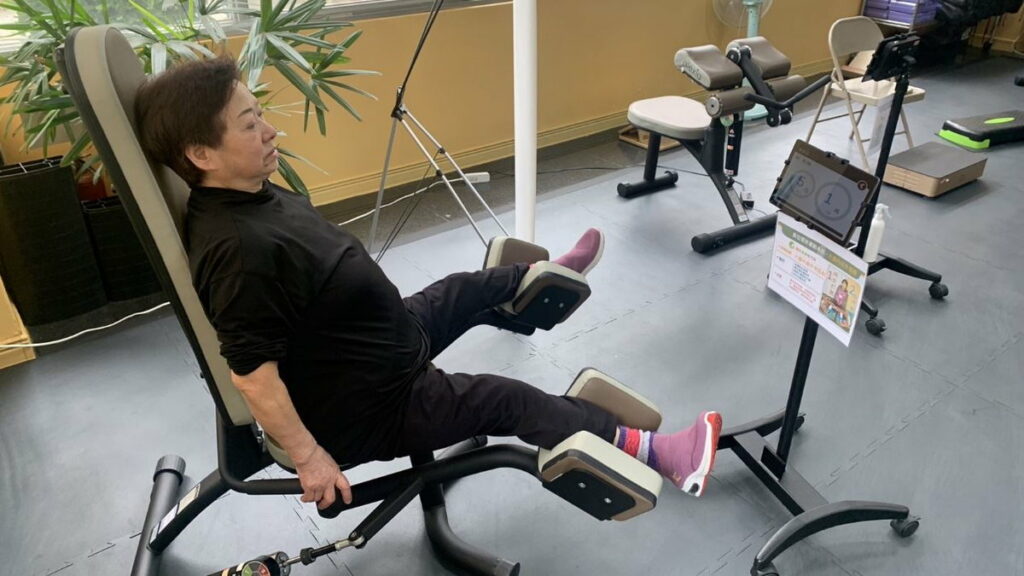 2參加健身房訓練 75歲奶奶變勇腳