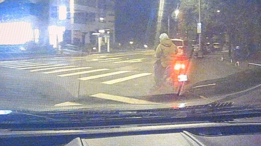 員警攔查交通違規機車騎士