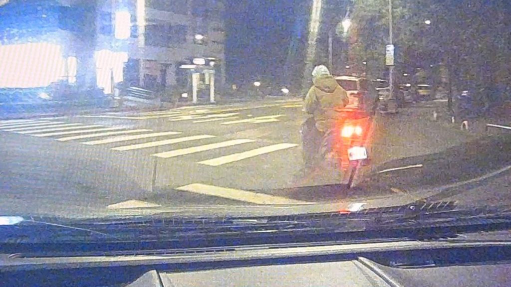員警攔查交通違規機車騎士