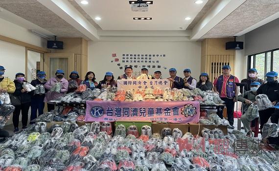 惟仕同濟會送愛到雲林家扶 50萬元科技跑鞋、帽捐贈家扶親子