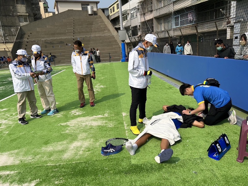 漾新聞|全中運網球資格賽釀憾事 高市選手受傷被迫中斷賽程遭殃 質疑場地問題是新竹市棒球場翻板?
