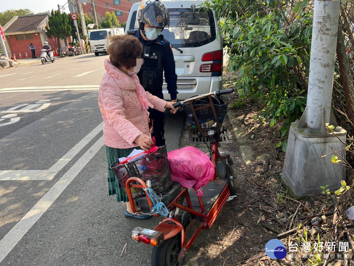 老婦電動車停路邊卻不翼而飛, 警方迅速偵破烏龍竊案。<br /><br />