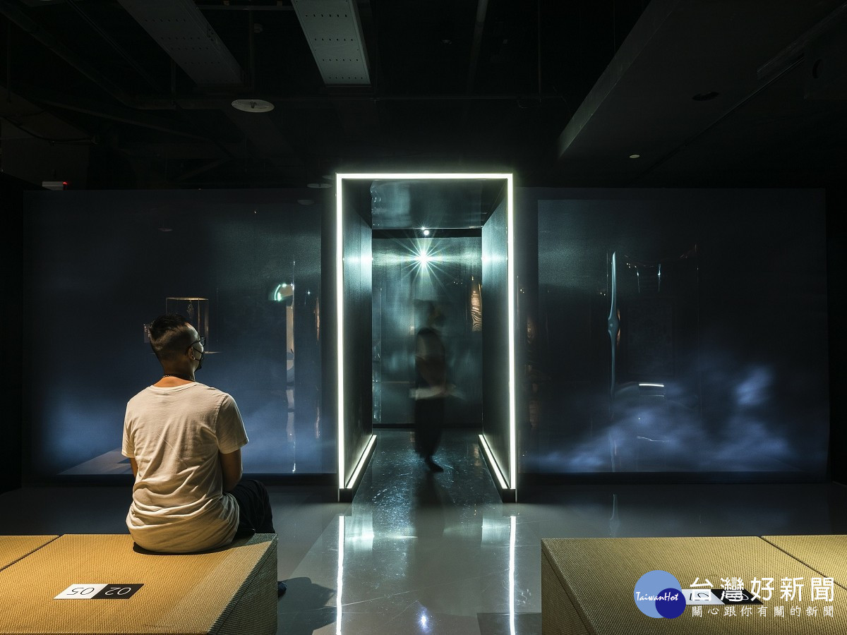 「生死晝夜」特展展區,觀眾在座位上等待叫號,走向未知