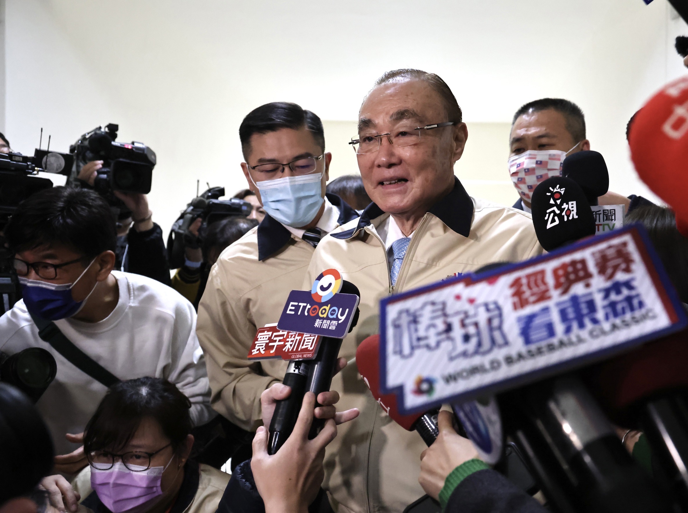 面對日本經濟新聞報導國軍充斥太多外省人,退輔會主委馮世寬飆罵「放他X的屁!」。林啟弘攝