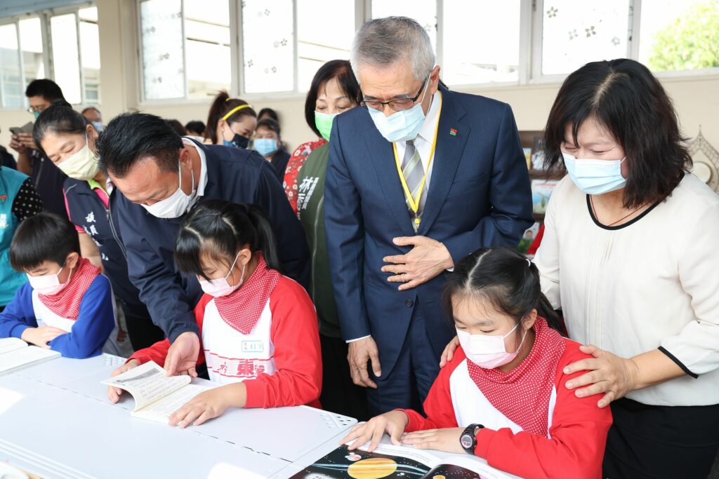 信義企業集團創辦人周俊吉陪同東榮國小學子在閱讀書軒看書，勉勵孩子透過閱讀改變人生