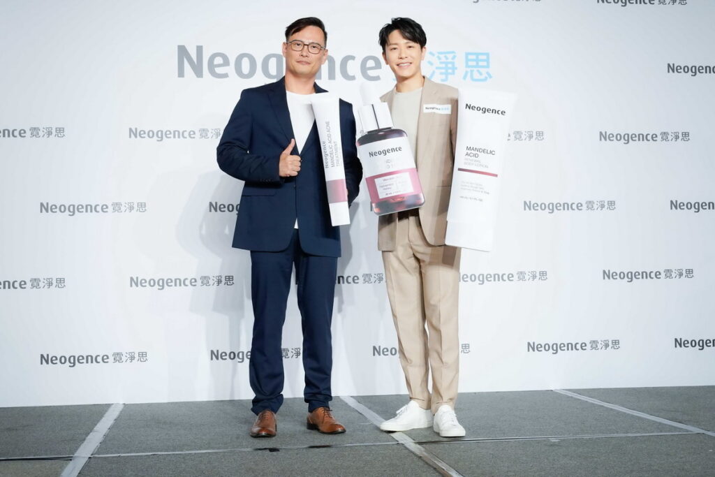 台灣醫美領導品牌Neogence霓淨思今日 (3/2) 舉辦新品暨代言人發布會,音樂才子韋禮安(右)首度以品牌代言人身分現身,品牌創辦人謝玠揚博士(左)也於會中分享「杏仁酸煥膚無瑕系列」熱銷4大祕訣及新品亮點。