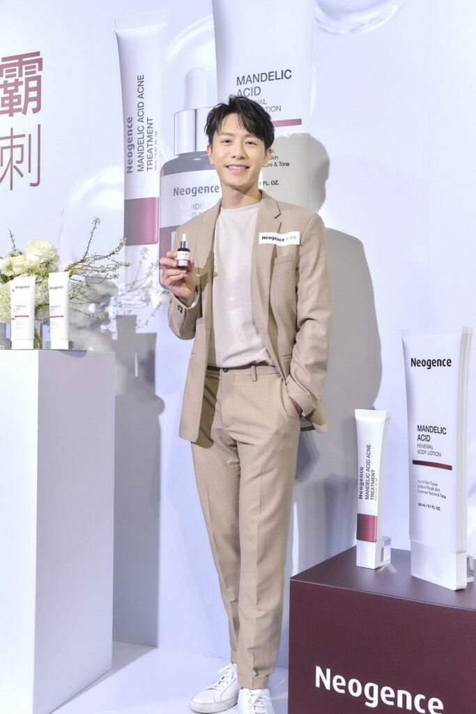 Neogence霓淨思代言人韋禮安闡述過往保養進化史,表示使用霓淨思「杏仁酸煥膚無瑕系列」彷彿遇見摯愛,不僅完全不會讓他過敏之外,臉上的痘痘瑕疵都獲得改善。