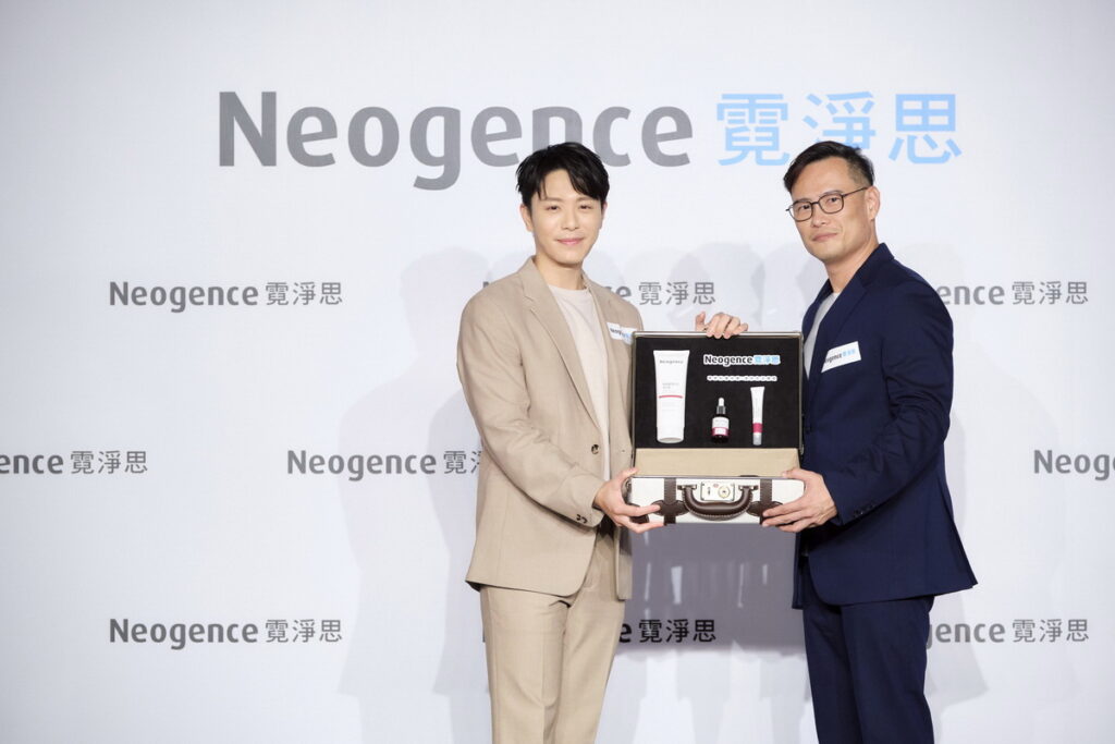 Neogence霓淨思代言人韋禮安親授「男神居家馭膚術」,以做一休一的頻率使用「18%杏仁酸透亮煥膚精華」,有效對付痘痘、痘疤瑕疵,7天超有感煥膚。Neogence霓淨思也精心準備客製手提行李箱造型禮盒,致贈韋禮安象徵「美好生活帶著走」。