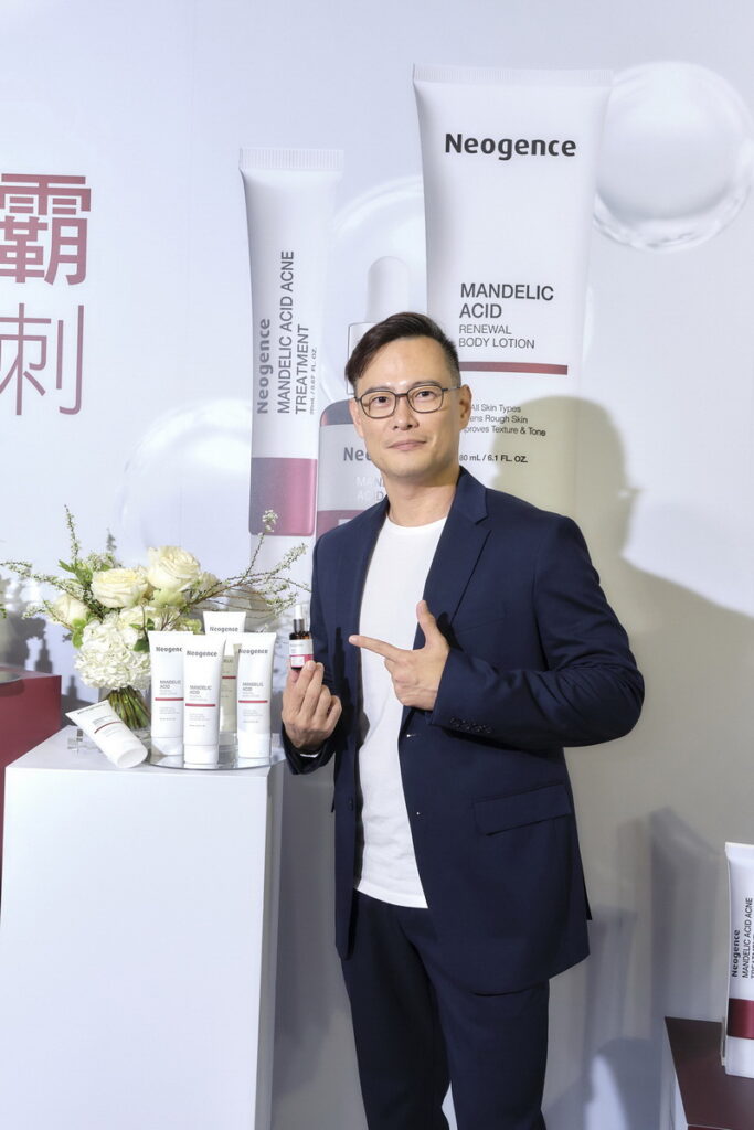 Neogence霓淨思創辦人謝玠揚博士於新品暨代言人發布會中分享「杏仁酸煥膚無瑕系列」無痛煥膚權威4大秘訣,解決6大肌膚問題。