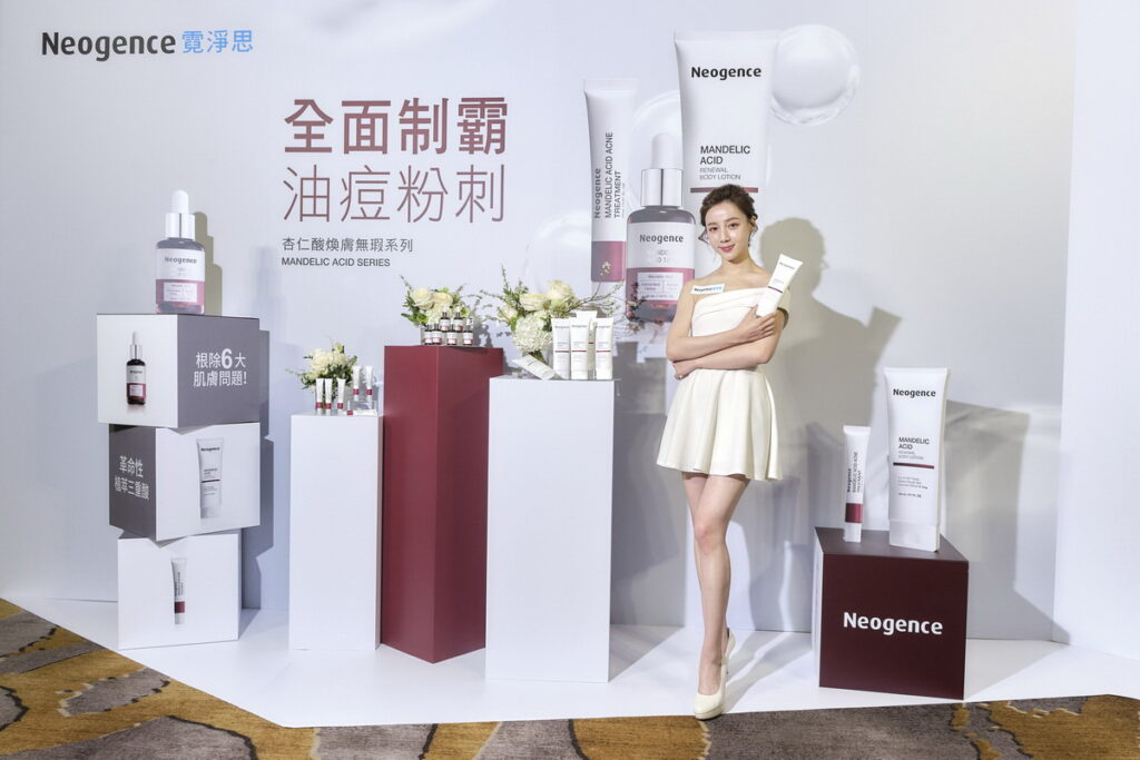 瞄準春夏季節將至,Neogence霓淨思今年再推出新品「杏仁酸透亮煥膚身體乳」,打造最強完美背殺,高速養成從頭到腳的細緻光感肌!