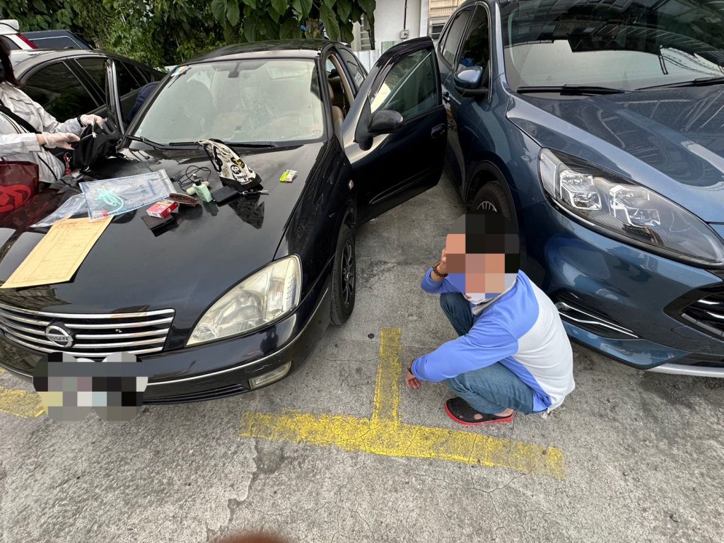 警方持搜索票於昆陽街一處停車場逮獲犯嫌。