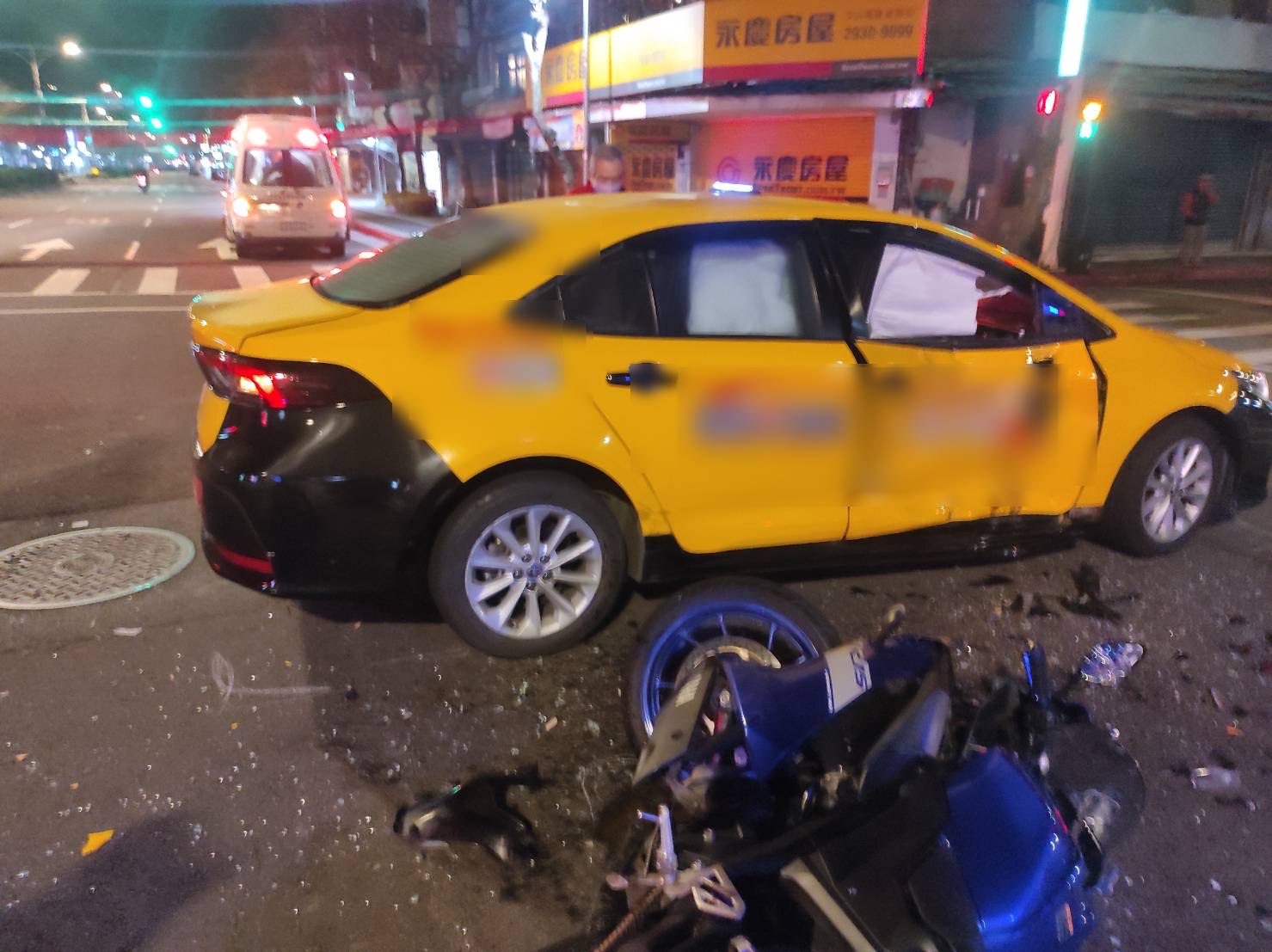 羅斯福路六段與景隆街口計程車與重機車相撞,警方到場處理。(記者楊國域翻攝)
