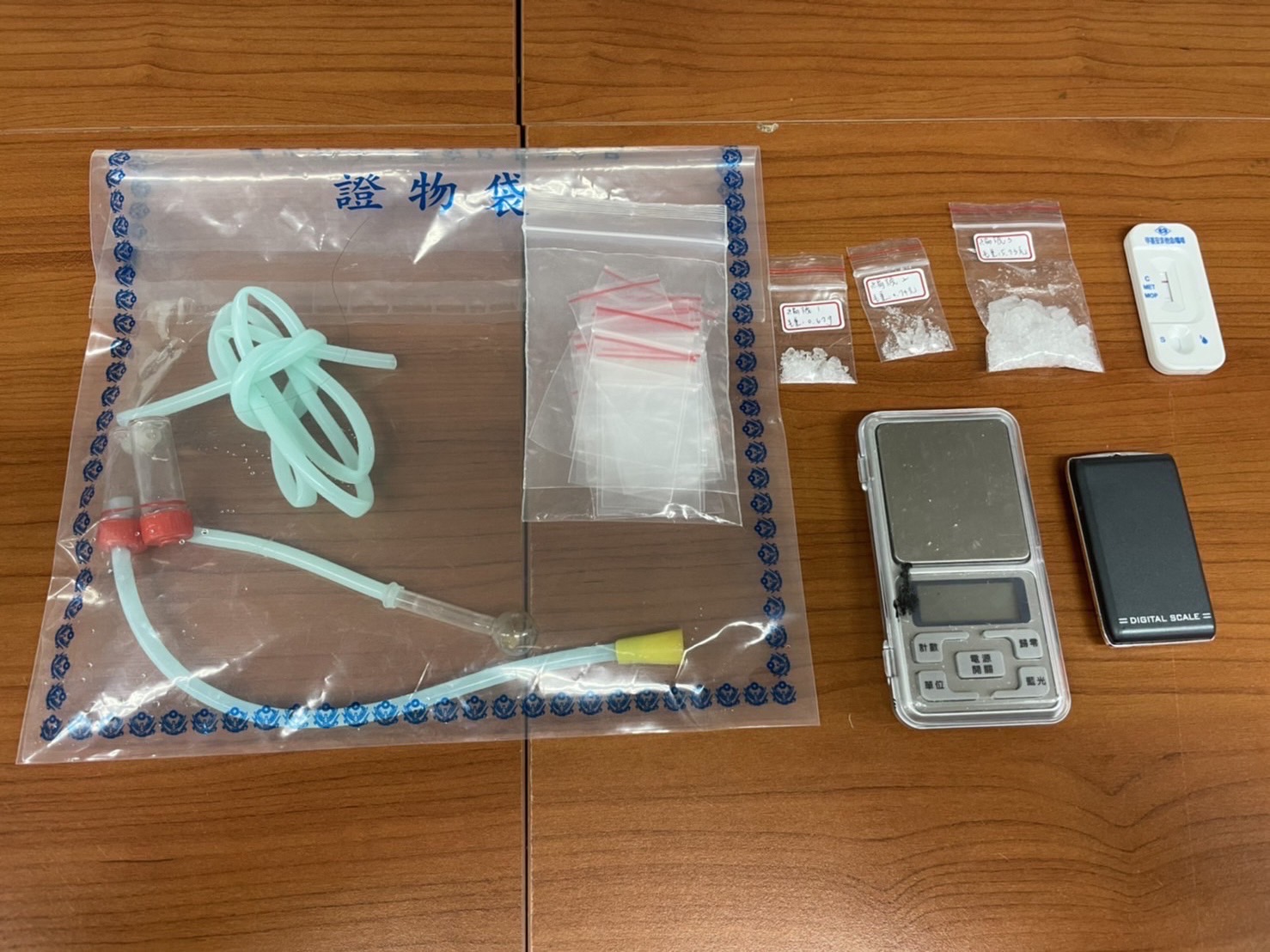 現場起獲毒品安非他命3包、吸食器、電子磅秤、分裝袋及行動電話等犯罪證物。(記者宋紹誠翻攝)