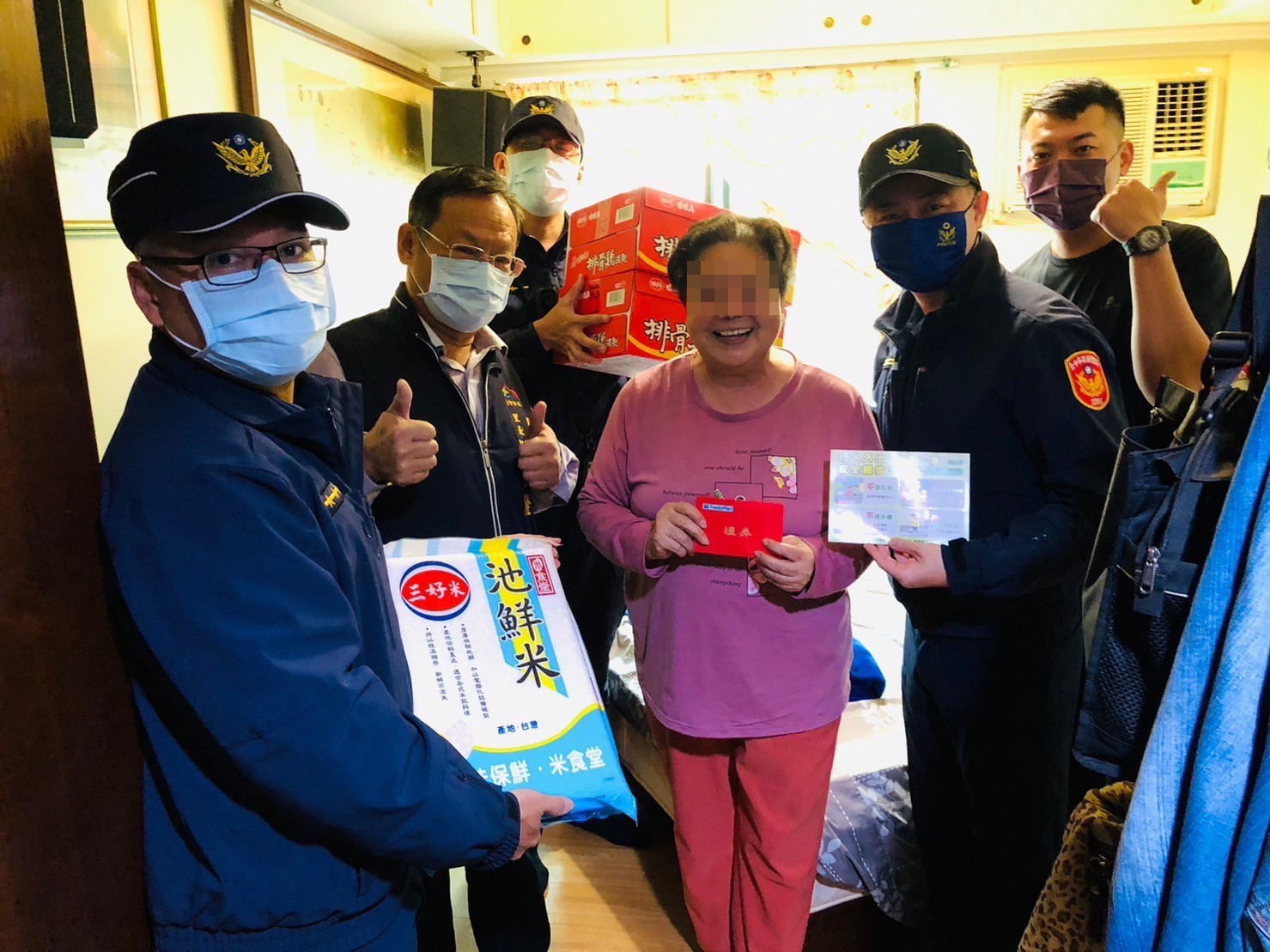 中市警二分局育才派出所特別聯合相關友善商家,共同扶助地方弱勢家庭及高齡獨居長者等,深入社區角落送暖。(圖/記者謝榮浤翻攝)