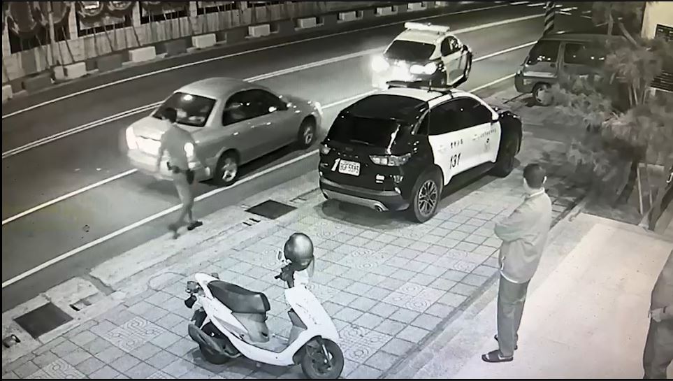 中市警豐原分局豐洲派出所日前急助開道護送臨盆產婦前往醫院。(圖/記者謝榮浤翻攝)