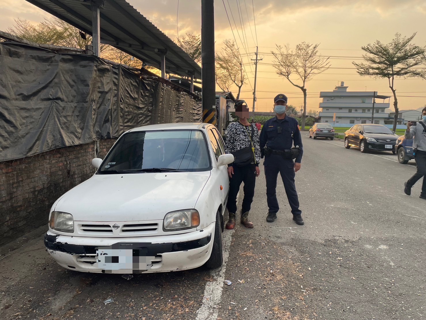 偷車賊衣服還沒換 黑白英文字太好認 警察火速找到人