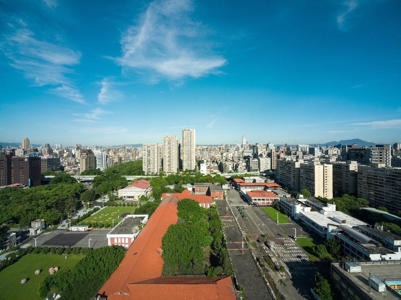 隔著建國快速道路的豪宅帝寶,成為空總第一排中古豪宅房價指標。 業者提供