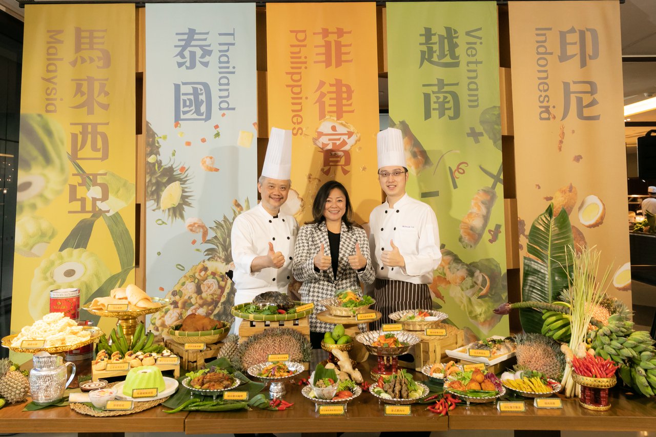 飯店總經理林欣怡（中）與餐廳主廚一同合影。業者提供