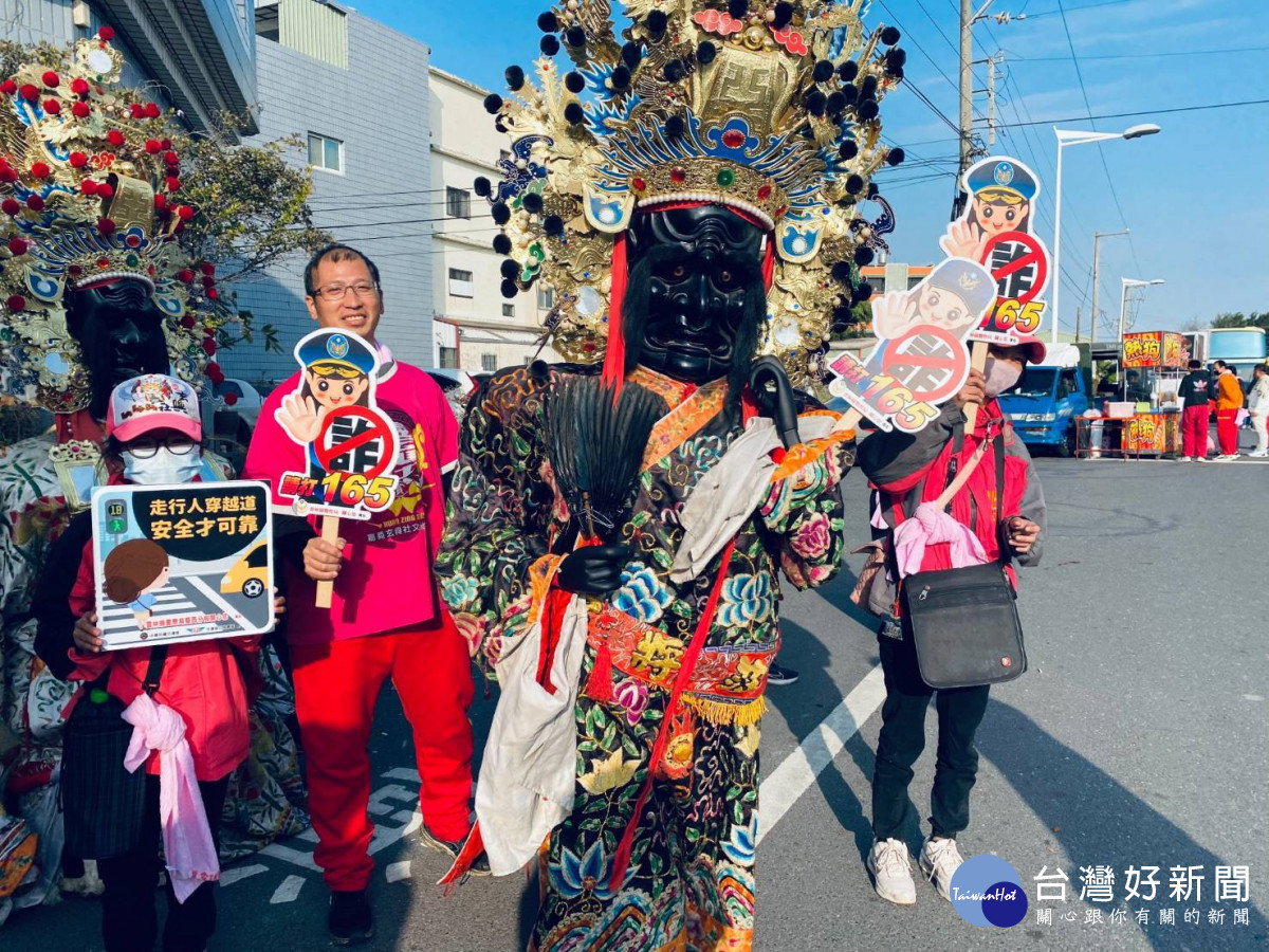 雲林縣警局臺西分局走上街頭及結合廟會活動,透過手機隨走隨播警政署長防詐影片與民眾分享/警方提供