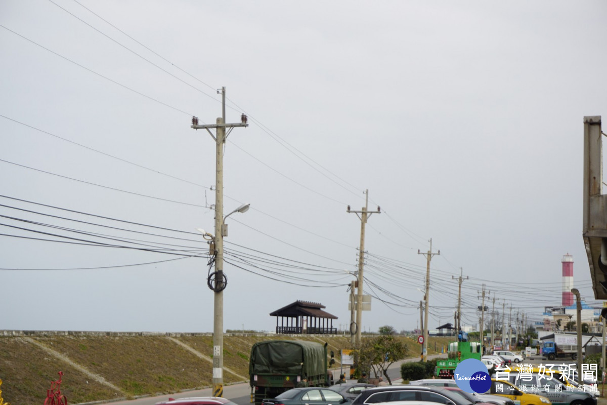 台電、中華電信及有線電視等16單位,將協力移除美堤街730公尺電纜及23支電桿,恢復高美濕地絕美天際線。