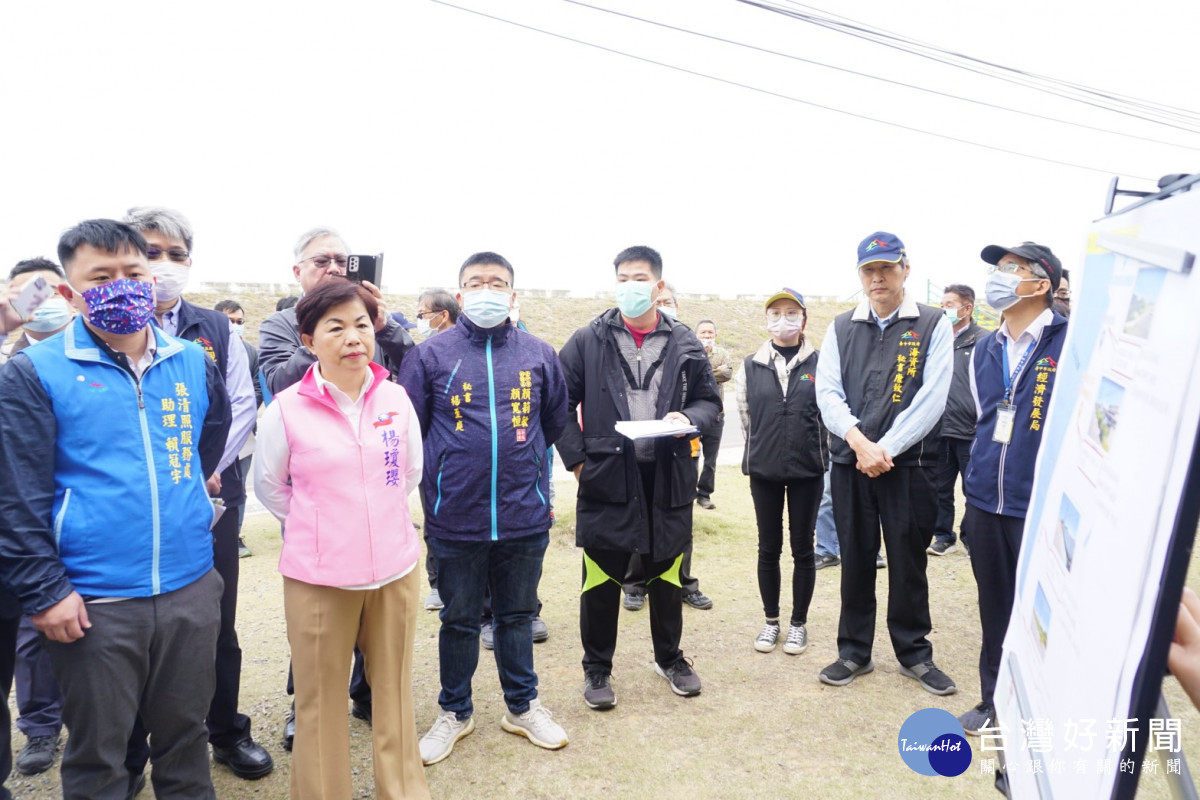 立委楊瓊瓔協調台電等14單位,重啟高美濕地美堤街桿線下地案,並力拚6個月內完工。