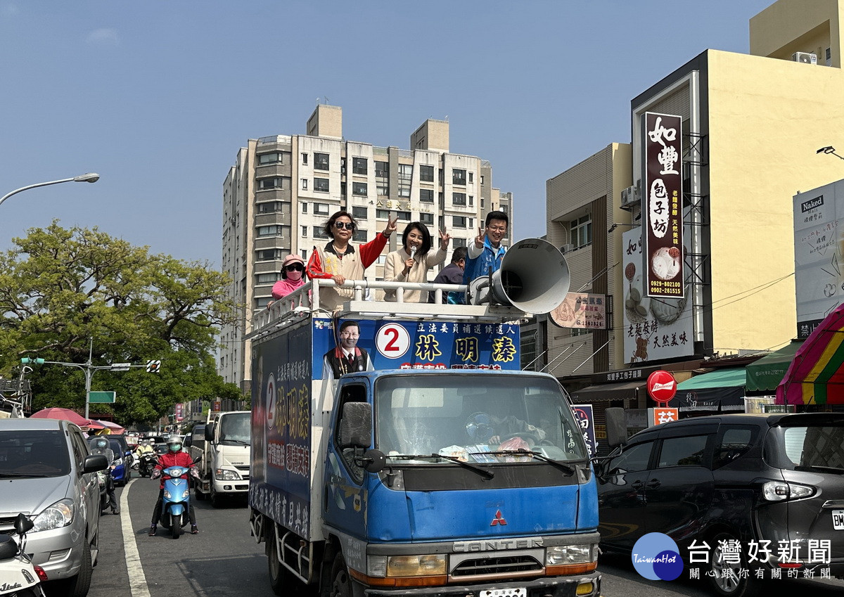 許淑華縣長宋懷琳議員張嘉哲市長掃街相挺林明溱。(記者扶小萍攝)