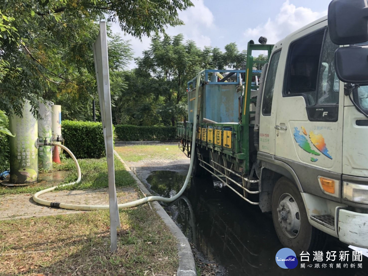 嘉義市水資源回收中心免費提供回收水再利用，供環保局清洗街道、公園綠帶澆水、營建工地灑水等／陳致愷翻攝