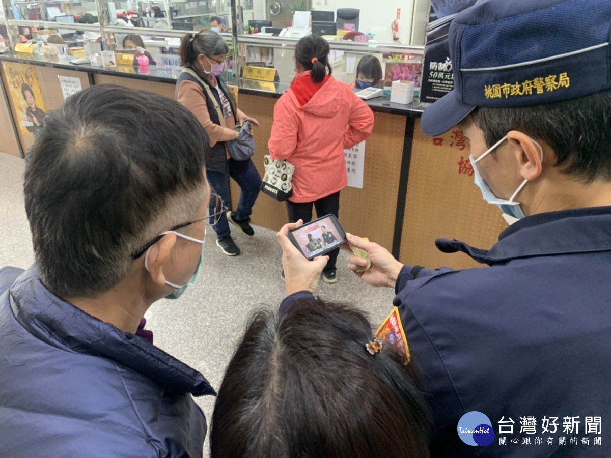 楊梅警快閃宣導,「阿昭署長來了」反詐五招。<br /><br />