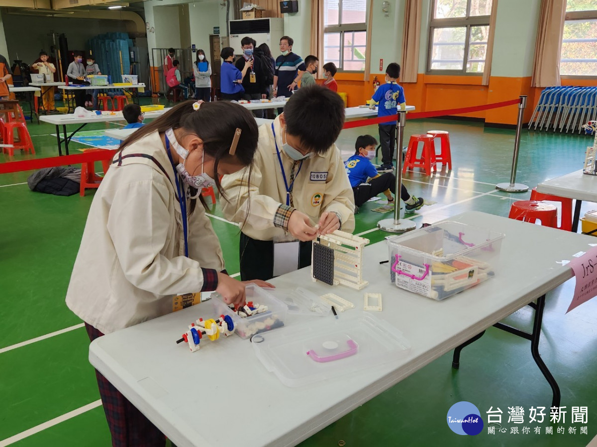 台中市高中組、國中組、國小組師生計600人,組成160支隊伍同場組積木、尬創意。