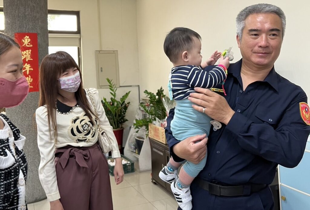 ▲ 所長特地準備限量版大甲媽祖平安祈福奶嘴及白沙屯平安手鍊與小男嬰結緣 (圖/台中市警察局 提供)