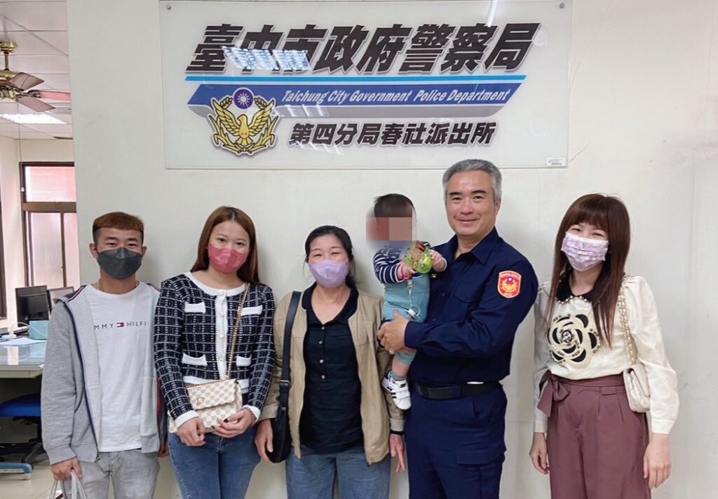 ▲ 陷入昏迷的男嬰在警車護送下送醫急救,康復出院後立即到派出所致謝 (圖/台中市警察局 提供)