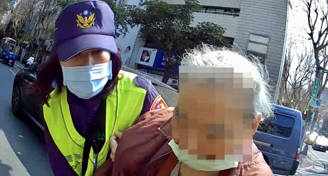 9旬老翁離家卡車陣 保大警即刻救援送返家化解危機