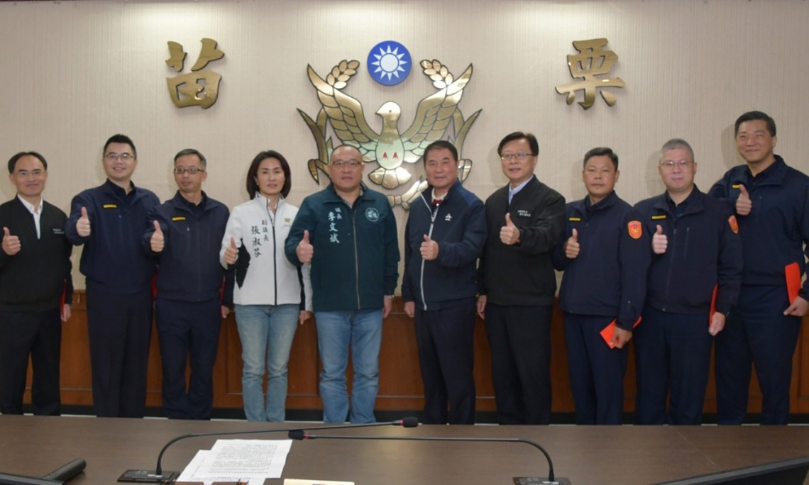 鍾東錦慰勉專案有功員警 偕同正副議長頒發加菜金