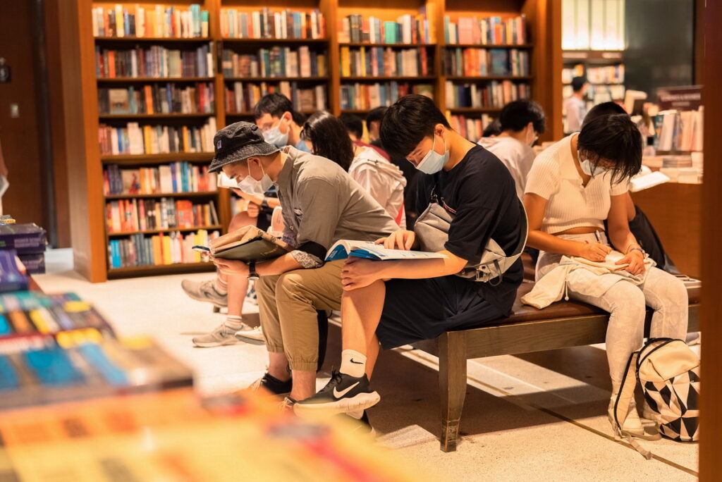誠品信義店是一座「生活與晝夜閱讀的博物館」,匯聚全球最大繁體中文書店、逾百家國際與台灣原創設計品牌、音樂、藝文展演、咖啡餐酒等豐富內容。