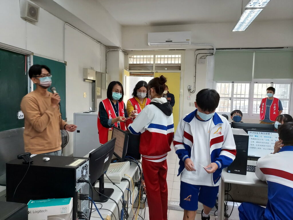 戶政所主動出擊服務到校