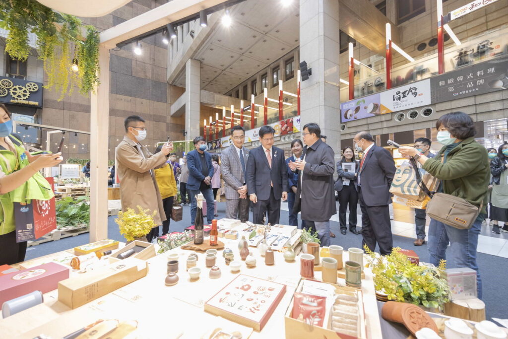 林佳龍秘書長與工業局連錦漳局長參觀創意生活展區(右為The One南園人文客棧 劉邦初執行