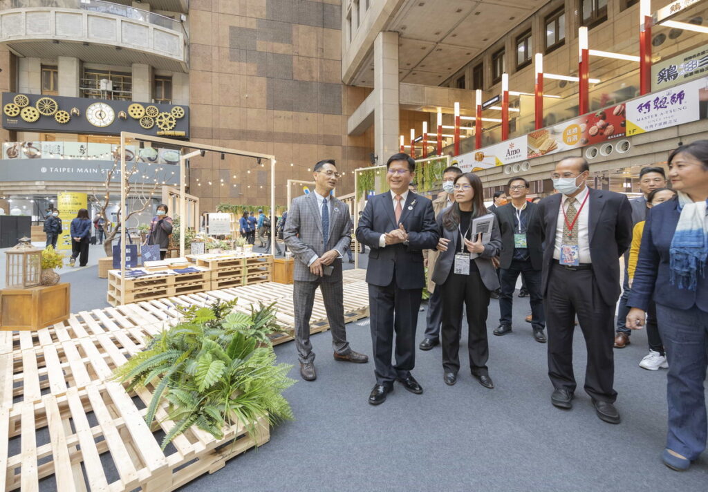 林佳龍秘書長與工業局連錦漳局長參觀創意生活展區