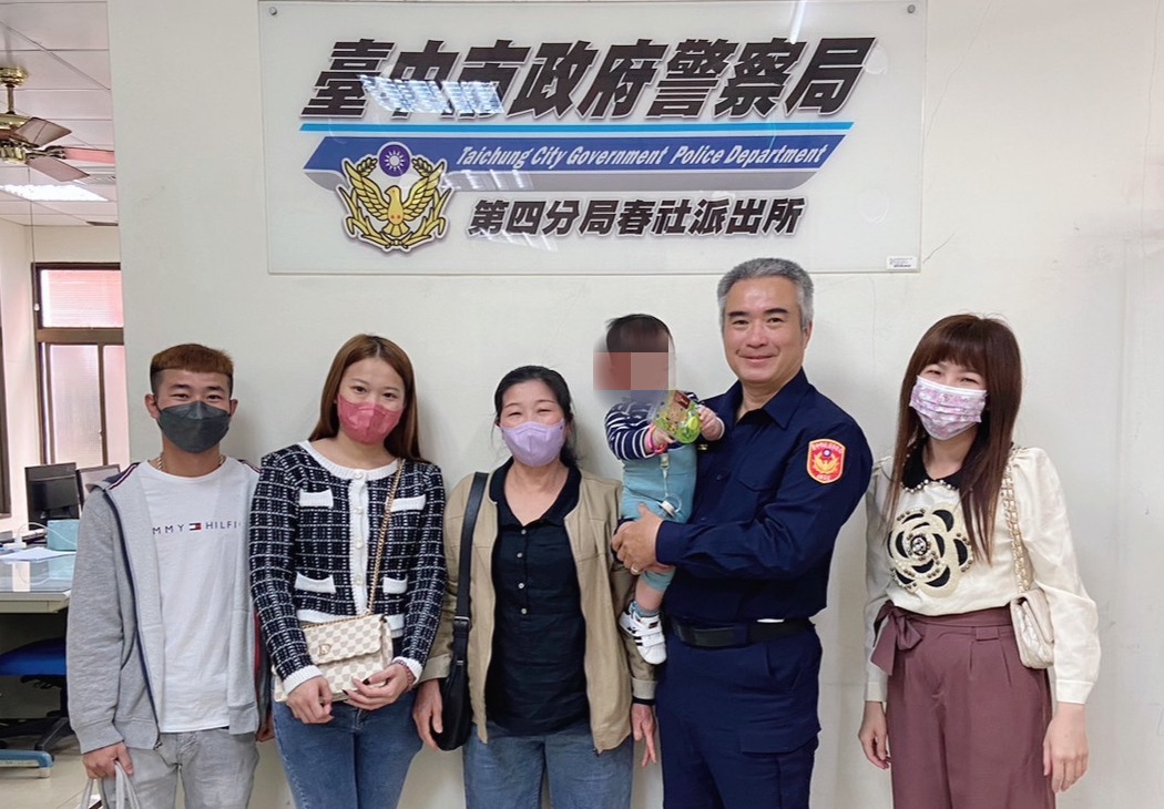 ▲ 陷入昏迷的男嬰在警車護送下送醫急救,康復出院後立即到派出所致謝 (圖/台中市警察局 提供)