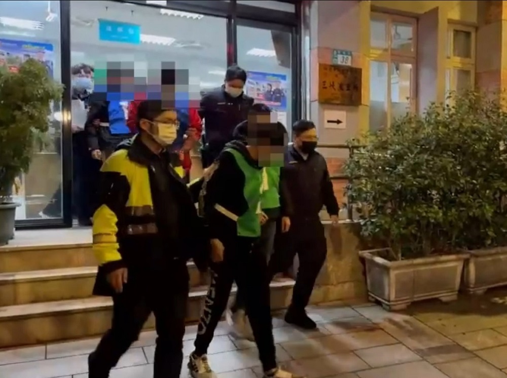 最強悍母 不滿女兒被男友欺負揪友燒烤店堵人 103 432511111